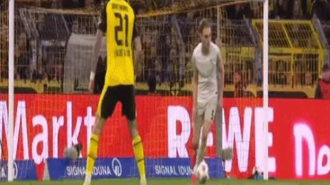 “曼联五将归队：卢克-肖、马奎尔等重返训练场”